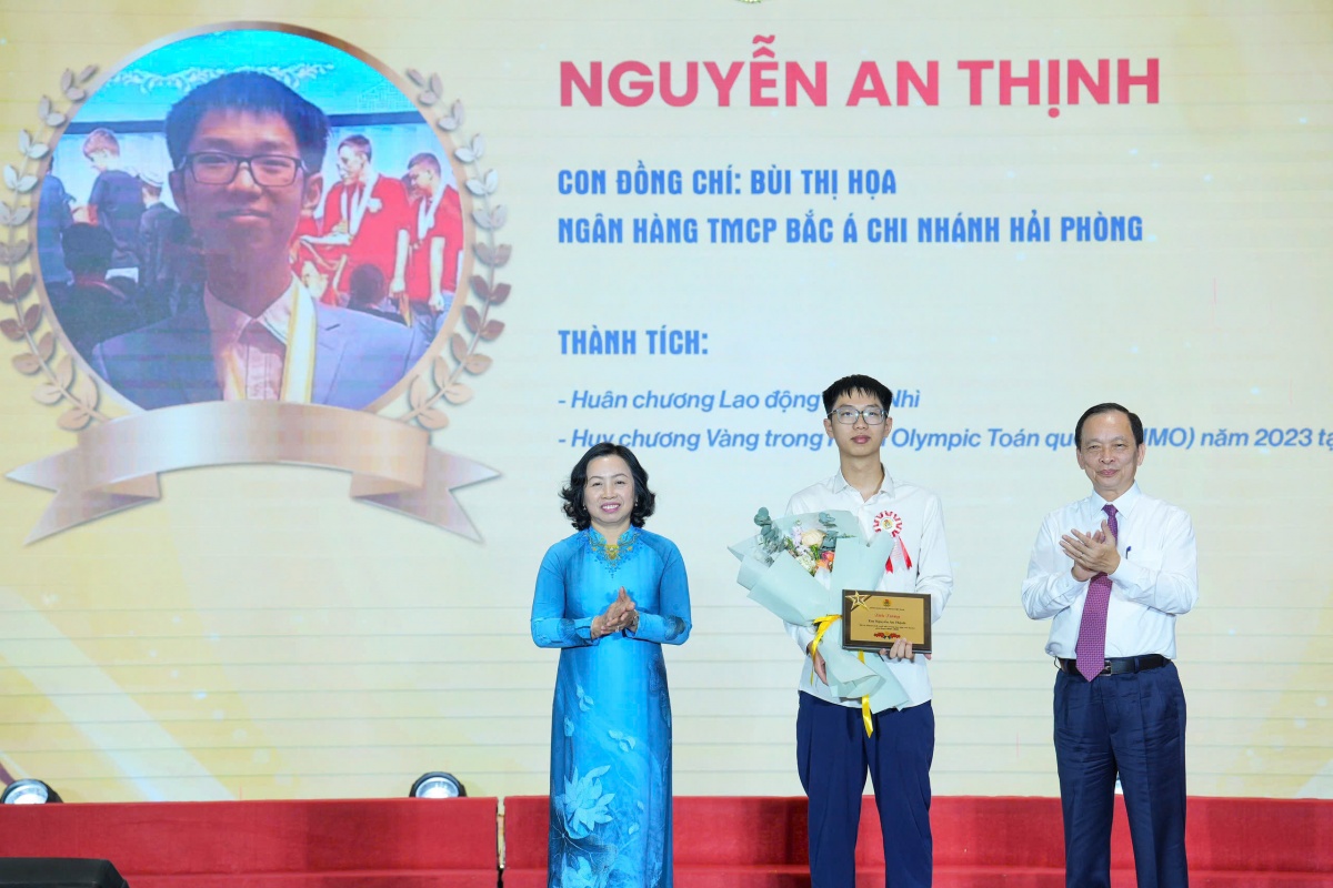 Vinh danh 17 học sinh, sinh viên là con cán bộ ngân hàng đạt giải quốc tế Vinh danh 17 học sinh, sinh viên là con cán bộ ngân hàng đạt giải quốc tế