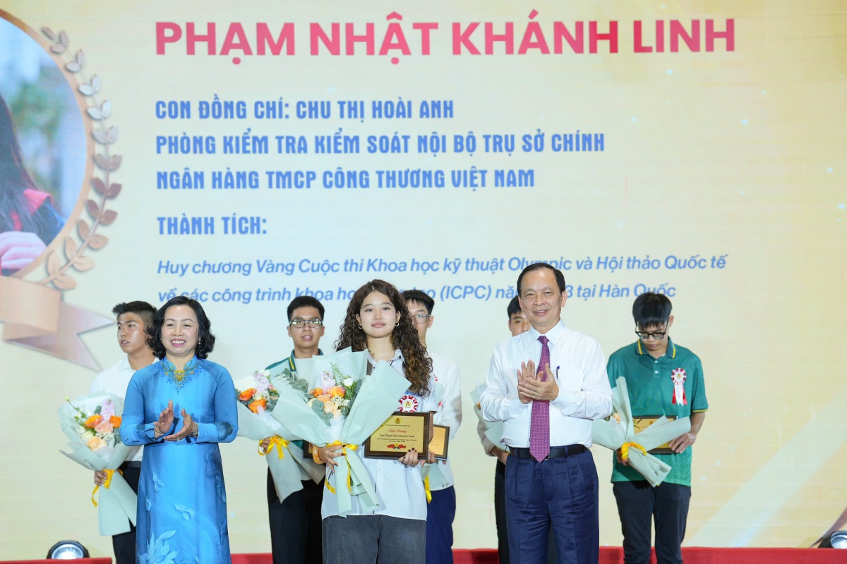 Vinh danh 17 học sinh, sinh viên là con cán bộ ngân hàng đạt giải quốc tế Vinh danh 17 học sinh, sinh viên là con cán bộ ngân hàng đạt giải quốc tế