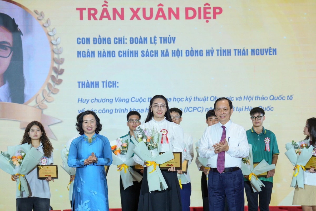 Vinh danh 17 học sinh, sinh viên là con cán bộ ngân hàng đạt giải quốc tế Vinh danh 17 học sinh, sinh viên là con cán bộ ngân hàng đạt giải quốc tế