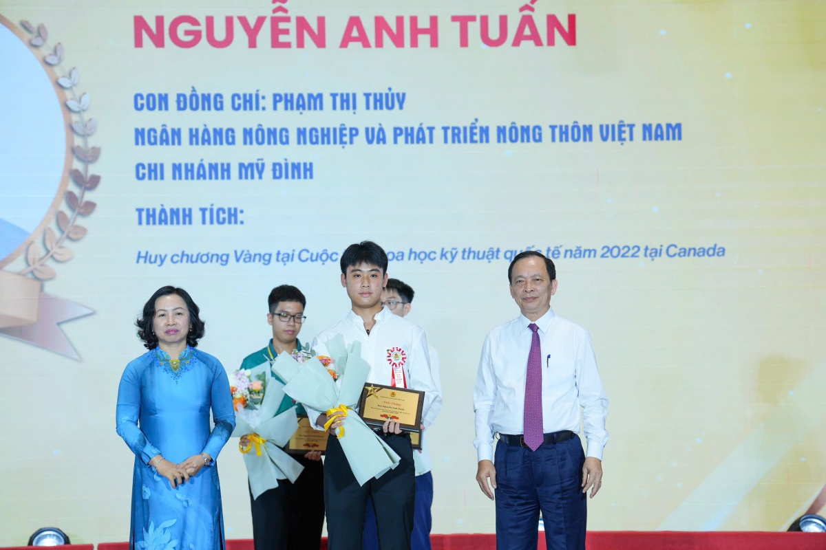 Vinh danh 17 học sinh, sinh viên là con cán bộ ngân hàng đạt giải quốc tế Vinh danh 17 học sinh, sinh viên là con cán bộ ngân hàng đạt giải quốc tế