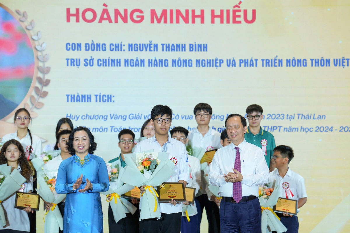 Vinh danh 17 học sinh, sinh viên là con cán bộ ngân hàng đạt giải quốc tế Vinh danh 17 học sinh, sinh viên là con cán bộ ngân hàng đạt giải quốc tế