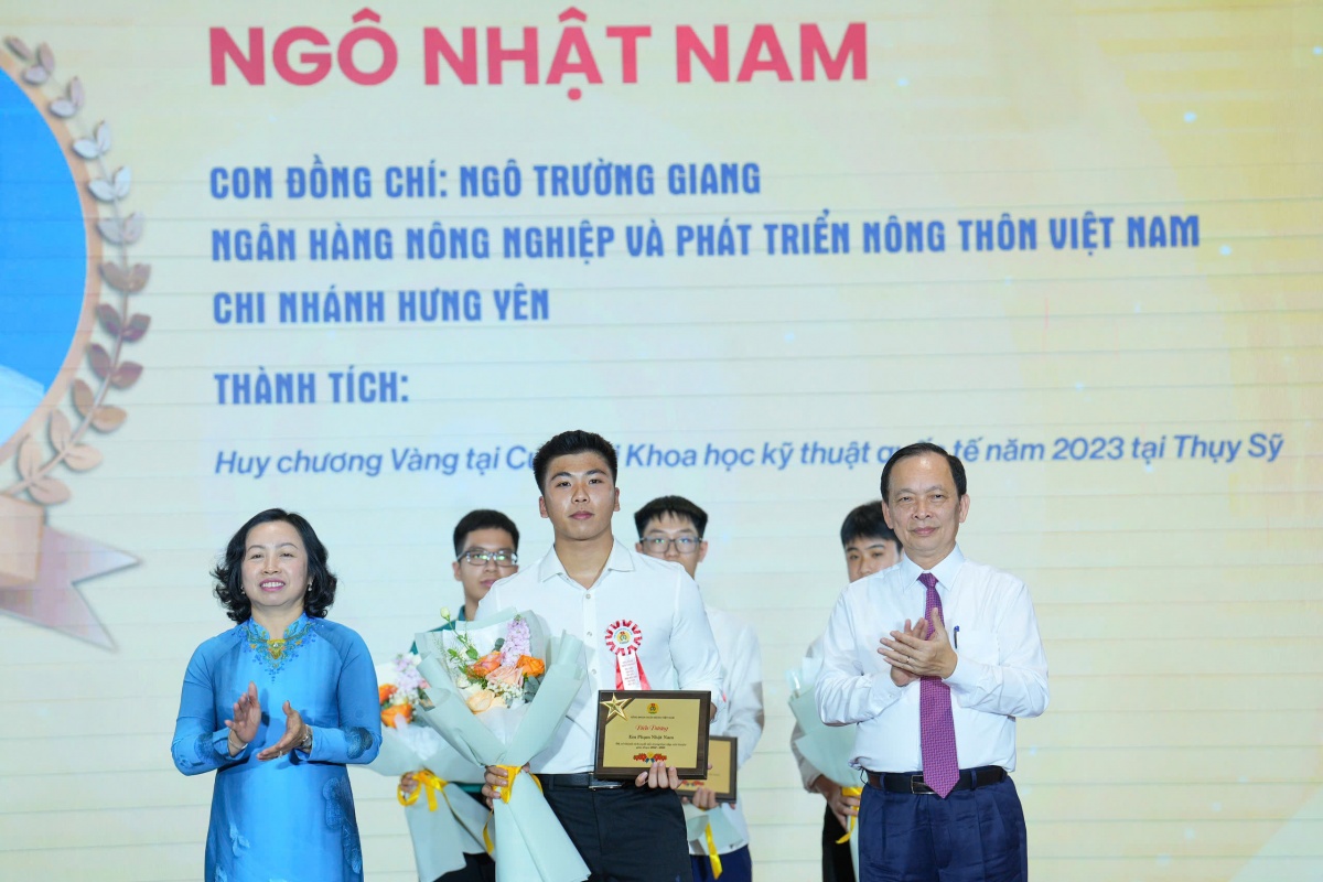 Vinh danh 17 học sinh, sinh viên là con cán bộ ngân hàng đạt giải quốc tế Vinh danh 17 học sinh, sinh viên là con cán bộ ngân hàng đạt giải quốc tế