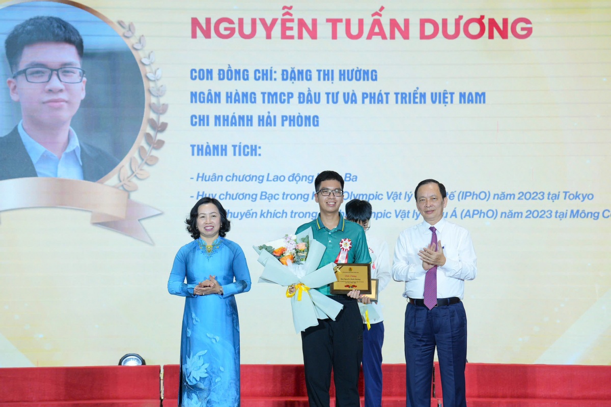 Vinh danh 17 học sinh, sinh viên là con cán bộ ngân hàng đạt giải quốc tế Vinh danh 17 học sinh, sinh viên là con cán bộ ngân hàng đạt giải quốc tế