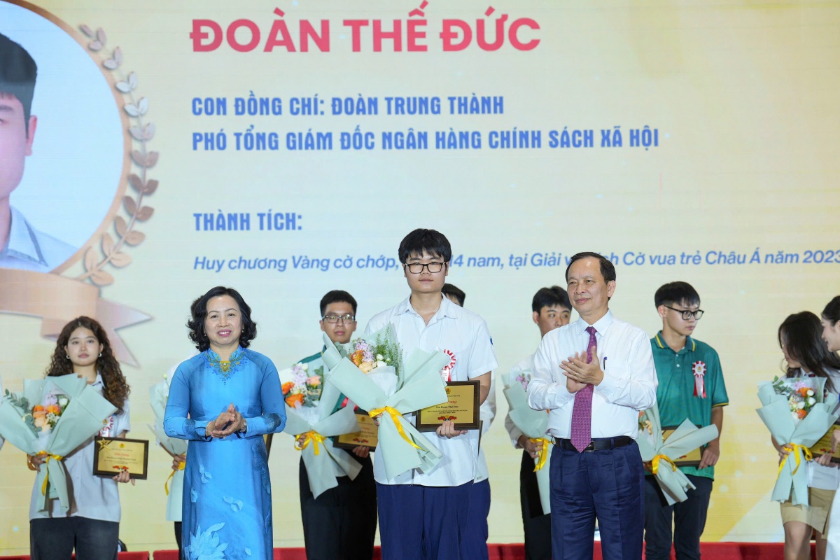 Vinh danh 17 học sinh, sinh viên tiêu biểu con cán bộ ngân hàng đoạt giải tại các kỳ thi quốc tế Vinh danh 17 học sinh, sinh viên tiêu biểu con cán bộ ngân hàng đoạt giải tại các kỳ thi quốc tế