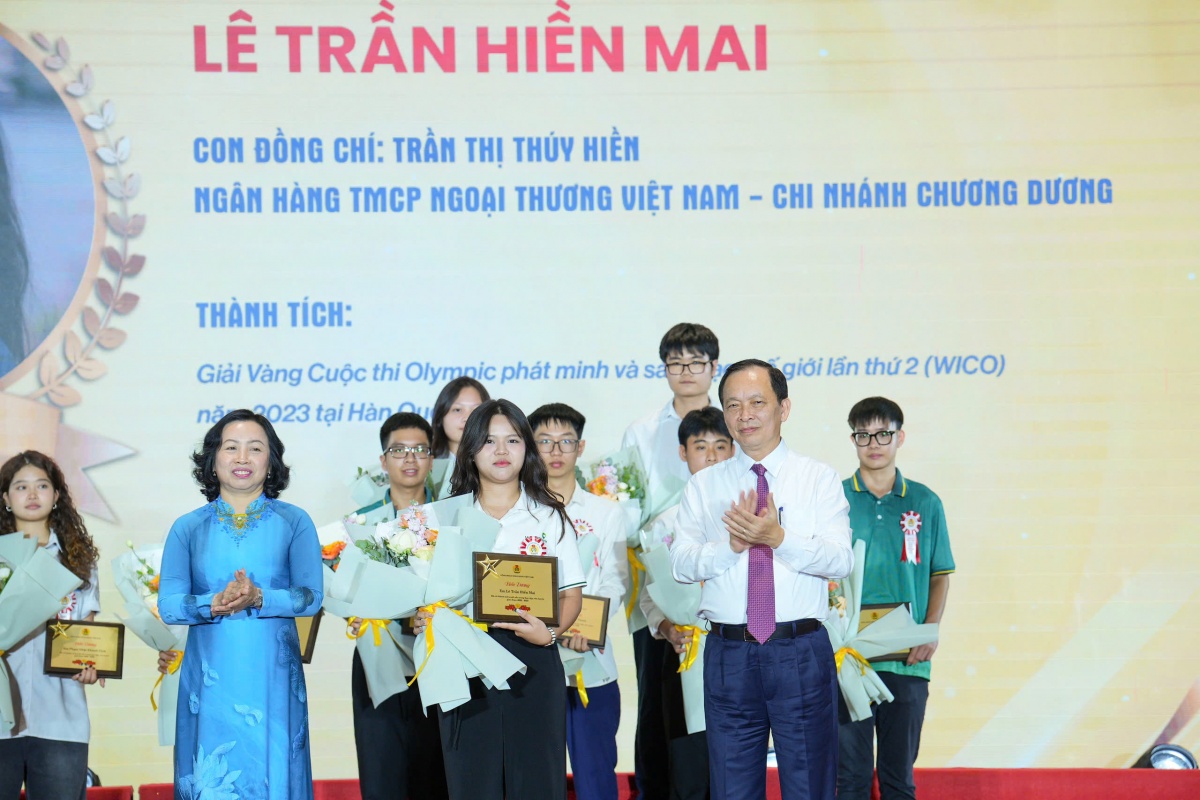Vinh danh 17 học sinh, sinh viên là con cán bộ ngân hàng đạt giải quốc tế Vinh danh 17 học sinh, sinh viên là con cán bộ ngân hàng đạt giải quốc tế