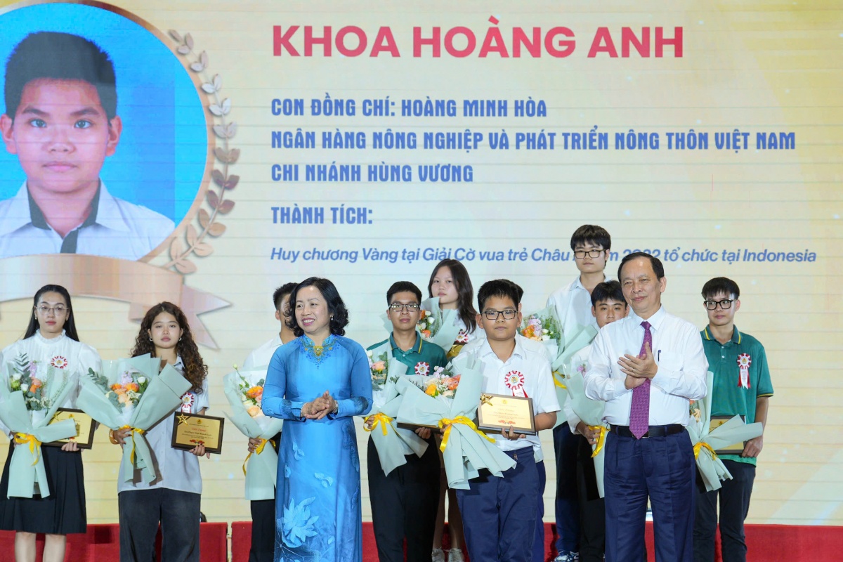 Vinh danh 17 học sinh, sinh viên là con cán bộ ngân hàng đạt giải quốc tế Vinh danh 17 học sinh, sinh viên là con cán bộ ngân hàng đạt giải quốc tế