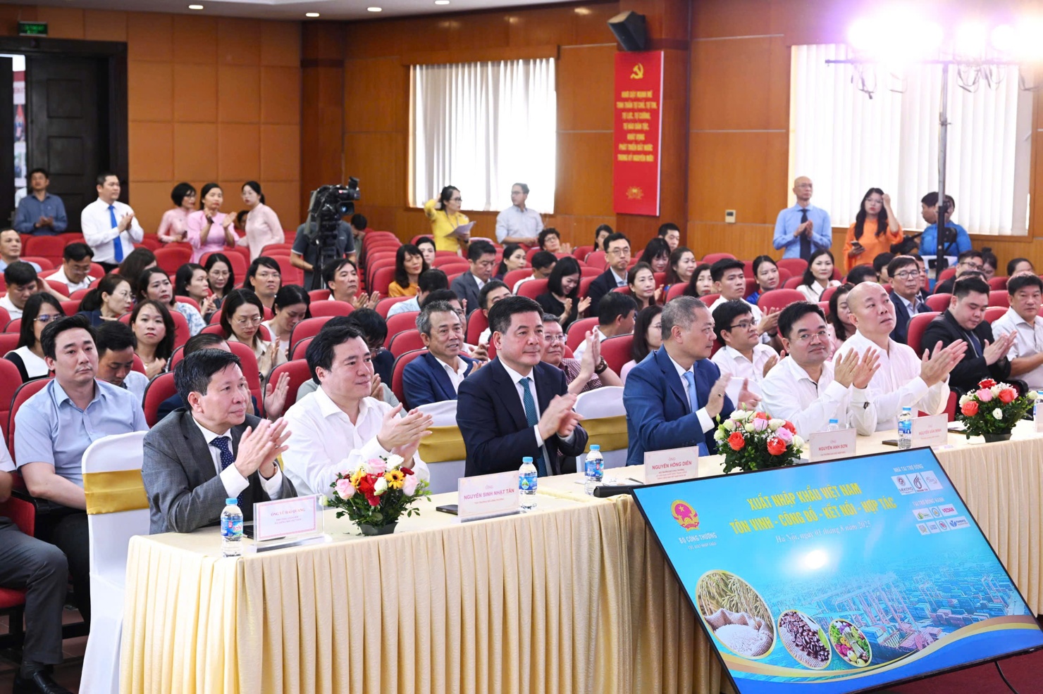 Bộ Công thương tổ chức sự kiện “Xuất nhập khẩu Việt Nam: Tôn vinh - Công bố - Kết nối - Hợp tác” Bộ Công thương tổ chức sự kiện “Xuất nhập khẩu Việt Nam: Tôn vinh - Công bố - Kết nối - Hợp tác”