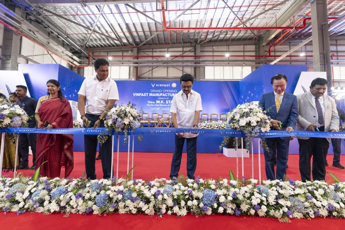 Thủ hiến bang Tamil Nadu, ông M.K. Stalin (thứ 3 từ phải qua), cùng Tổng Giám đốc VinFast châu Á, ông Phạm Sanh Châu (thứ 2 từ phải qua) cắt băng khánh thành nhà máy VinFast ở Tamil Nadu, Ấn Độ. Thủ hiến bang Tamil Nadu, ông M.K. Stalin (thứ 3 từ phải qua), cùng Tổng Giám đốc VinFast châu Á, ông Phạm Sanh Châu (thứ 2 từ phải qua) cắt băng khánh thành nhà máy VinFast ở Tamil Nadu, Ấn Độ.