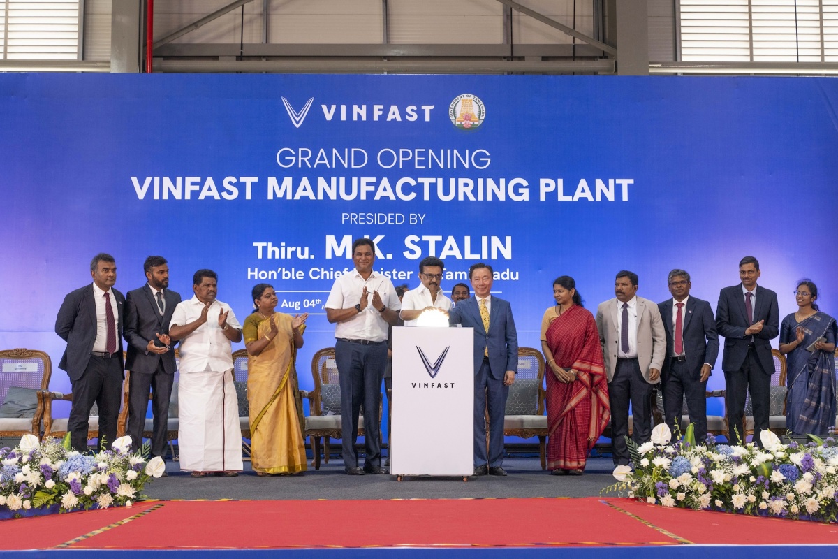Thủ hiến bang Tamil Nadu, ông M.K. Stalin và Tổng Giám đốc VinFast châu Á, ông Phạm Sanh Châu, nhấn nút khánh thành nhà máy. Thủ hiến bang Tamil Nadu, ông M.K. Stalin và Tổng Giám đốc VinFast châu Á, ông Phạm Sanh Châu, nhấn nút khánh thành nhà máy.