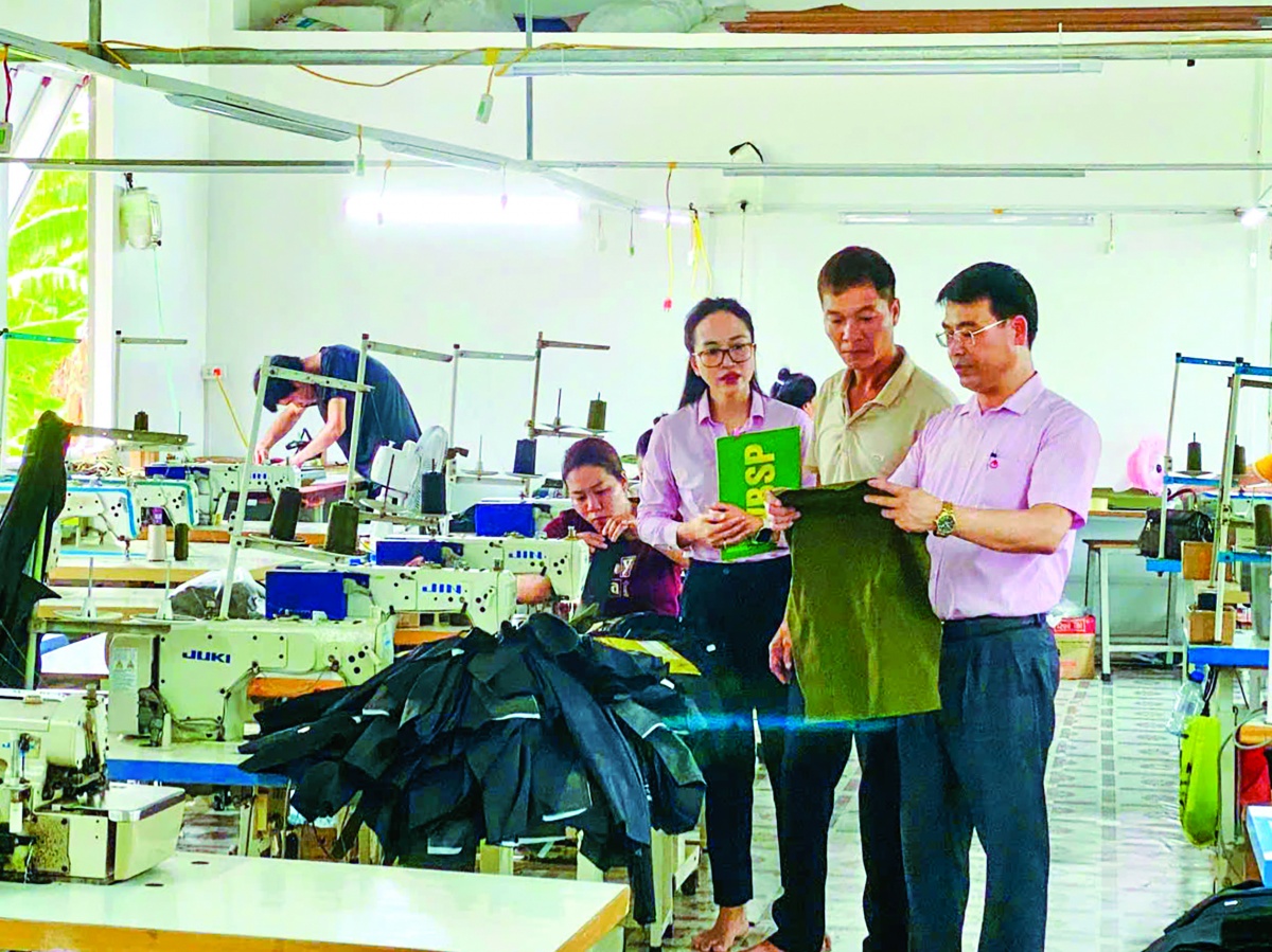 Cán bộ NHCSXH Kiến Xương thăm cơ sở may mặc của gia đình ông Nguyễn Văn Hùng