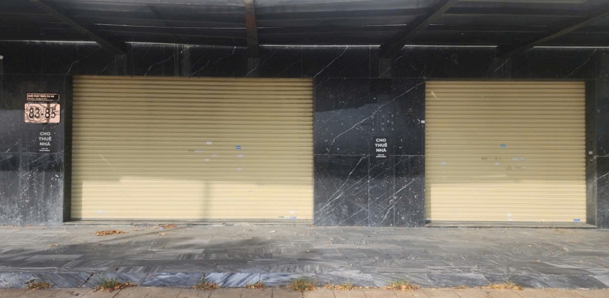 Dù đã dán biển cho thuê, song việc cho thuê căn shophouse này đang rơi vào tình cảnh cừa đóng, then cài. Dù đã dán biển cho thuê, song việc cho thuê căn shophouse này đang rơi vào tình cảnh cừa đóng, then cài.