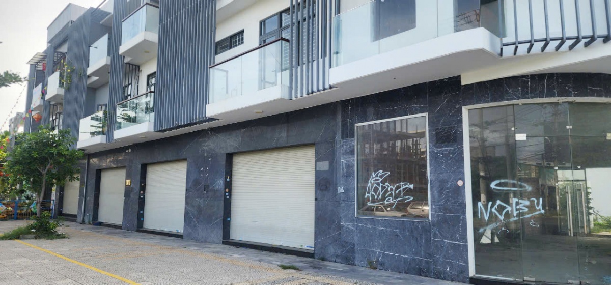 Hàng loạt dự án shophouse ở Đà Nẵng đang rơi vào cảnh ế ẩm. Hàng loạt dự án shophouse ở Đà Nẵng đang rơi vào cảnh ế ẩm.