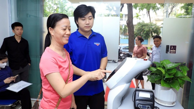Người dân trên địa bàn phường Cửa Nam phấn khởi khi được robot hướng dẫn làm thủ tục hành chính. Người dân trên địa bàn phường Cửa Nam phấn khởi khi được robot hướng dẫn làm thủ tục hành chính.