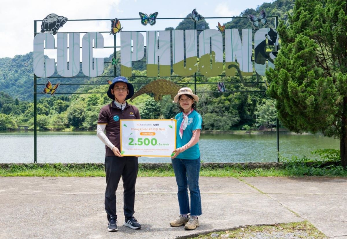 Ông Park Kang Hyun - Tổng giám đốc KBSV trao tặng chứng nhận trồng 2500 cây cho Vườn Quốc gia Cúc Phương và Rừng Mùa Xuân - Cần Thơ