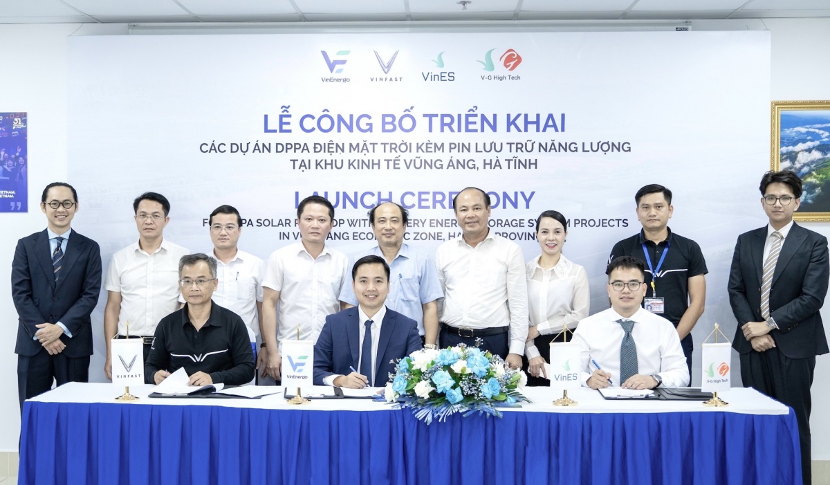 Đại diện VinFast, VinEnergo, VinES tại lễ ký kết. Đại diện VinFast, VinEnergo, VinES tại lễ ký kết.