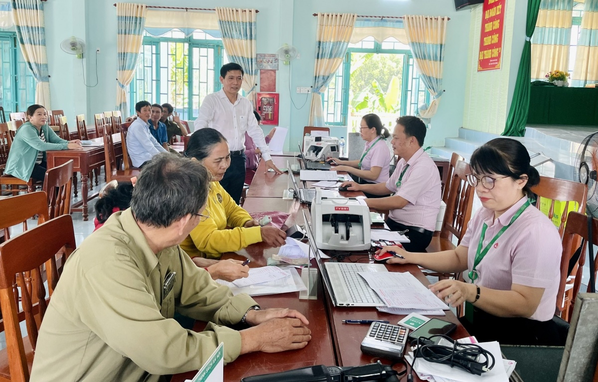Việc NHCSXH giữ nguyên mạng lưới điểm giao dịch giúp người dân vùng sâu, vùng xa ở Quảng Ngãi thuận tiện trong việc tiếp cận nguồn vốn ưu đãi. Việc NHCSXH giữ nguyên mạng lưới điểm giao dịch giúp người dân vùng sâu, vùng xa ở Quảng Ngãi thuận tiện trong việc tiếp cận nguồn vốn ưu đãi.
