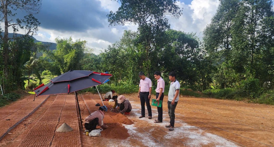 NHCSXH chi nhánh Quảng Ngãi chủ động phối hợp với các tổ chức chính trị - xã hội để kịp thời giải ngân vốn phục vụ sản xuất, kinh doanh ở địa phương. NHCSXH chi nhánh Quảng Ngãi chủ động phối hợp với các tổ chức chính trị - xã hội để kịp thời giải ngân vốn phục vụ sản xuất, kinh doanh ở địa phương.