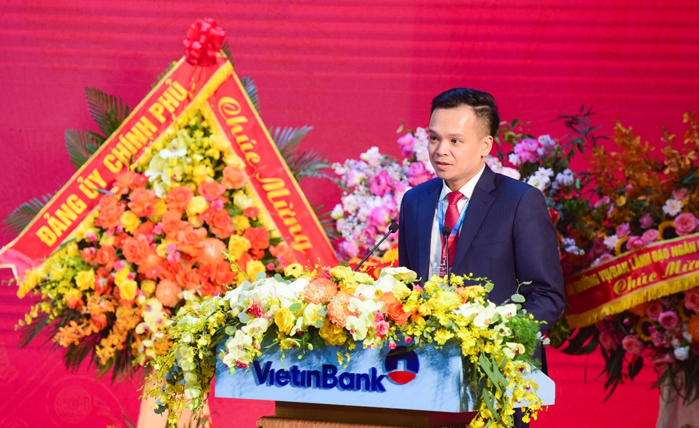 Đồng chí Nguyễn Trần Mạnh Trung - Phó Bí thư Đảng ủy, Tổng Giám đốc trình bày Báo cáo tổng kết thực hiện Nghị quyết Đại hội đại biểu Đảng bộ VietinBank nhiệm kỳ 2020-2025, phương hướng nhiệm vụ nhiệm kỳ 2025-2030 Đồng chí Nguyễn Trần Mạnh Trung - Phó Bí thư Đảng ủy, Tổng Giám đốc trình bày Báo cáo tổng kết thực hiện Nghị quyết Đại hội đại biểu Đảng bộ VietinBank nhiệm kỳ 2020-2025, phương hướng nhiệm vụ nhiệm kỳ 2025-2030