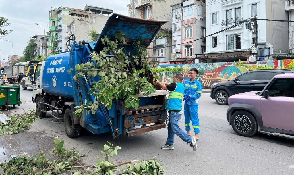 Các công nhân môi trường thu dọn hệ thống các cành, thân cây gãy đổ, xoá bỏ các điểm đen về rác thải trên địa bàn phường Hồng Hà, Hà Nội. Ảnh: KT&ĐT Các công nhân môi trường thu dọn hệ thống các cành, thân cây gãy đổ, xoá bỏ các điểm đen về rác thải trên địa bàn phường Hồng Hà, Hà Nội. Ảnh: KT&ĐT