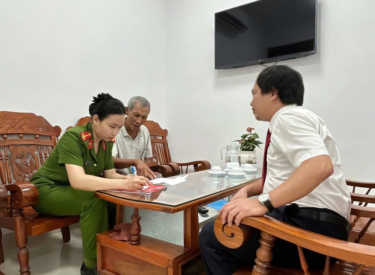 Ông Đoàn Chánh Hiền (giữa), nạn nhân của vụ lừa đảo đang trình bày sự việc với cán bộ ngân hàng và công an.