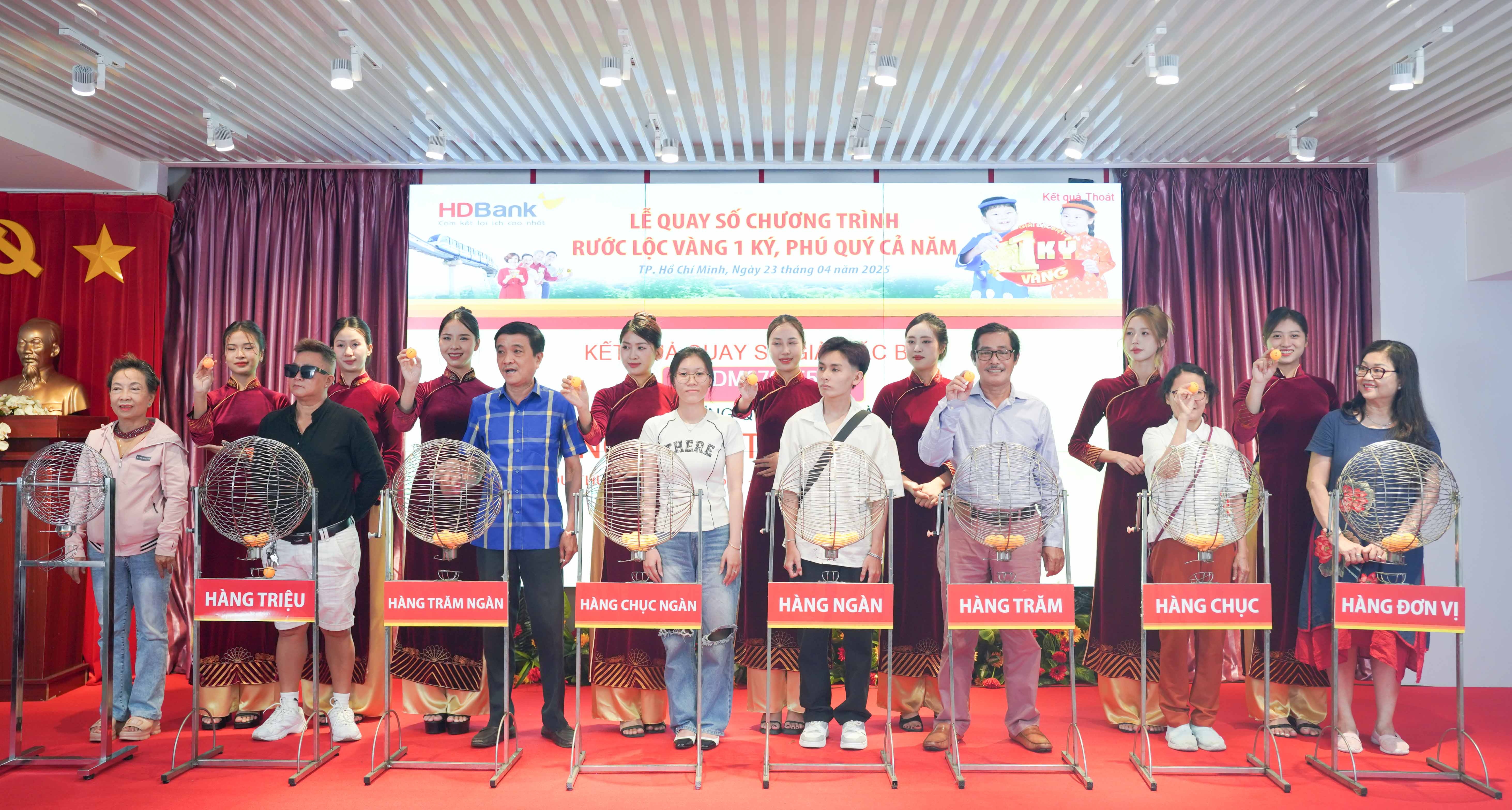 Các khách hàng đã cùng tham gia quay số lồng cầu để tìm ra chủ nhân của các giải thưởng giá trị