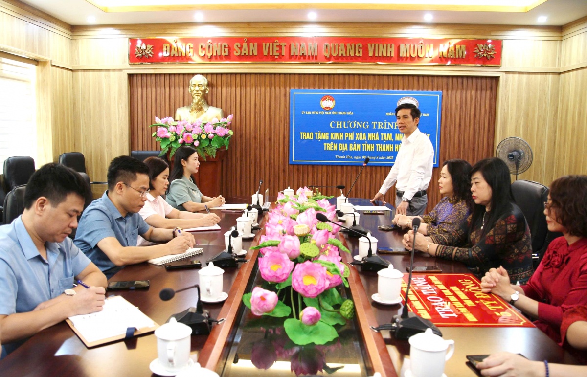 Giám đốc Ngân hàng Nhà nước - Chi nhánh khu vực 7 Trần Thế Hùng phát biểu tại buổi trao nhận Giám đốc Ngân hàng Nhà nước - Chi nhánh khu vực 7 Trần Thế Hùng phát biểu tại buổi trao nhận