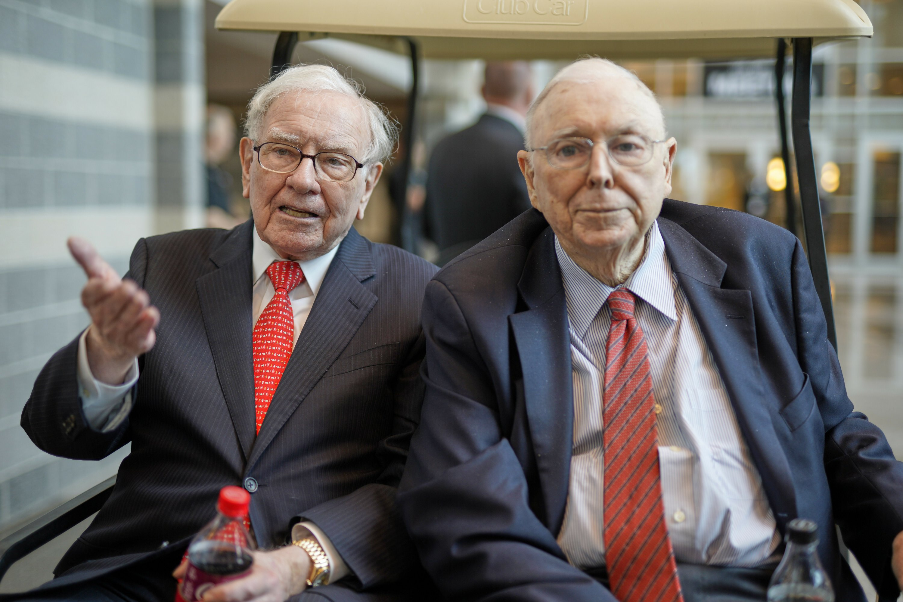 "Cánh tay phải" lâu năm của Warren Buffett và “quy tắc giảm 50%”
