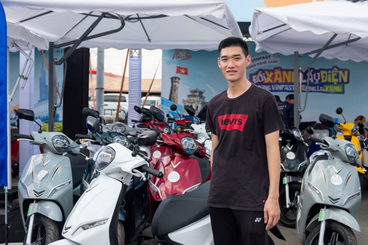 Anh Lý Bửu Sơn (TP.HCM) đổi chiếc Honda Lead sang VinFast Feliz Neo tại sự kiện. Anh Lý Bửu Sơn (TP.HCM) đổi chiếc Honda Lead sang VinFast Feliz Neo tại sự kiện.