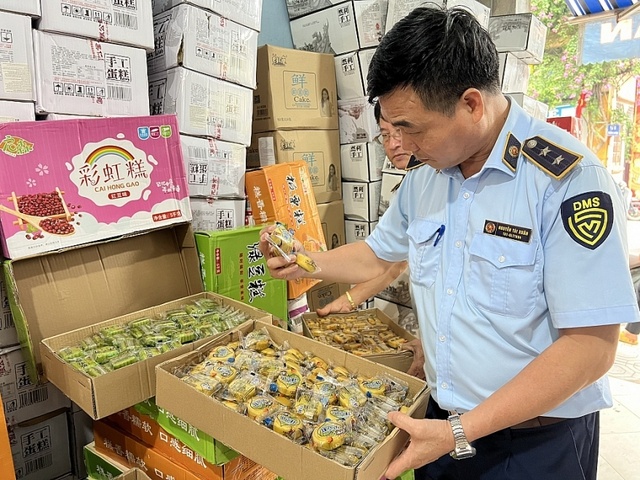 Lực lượng chức năng tăng cường kiểm tra, kiểm soát bánh Trung thu, bảo đảm quyền lợi người tiêu dùng. Ảnh minh họa