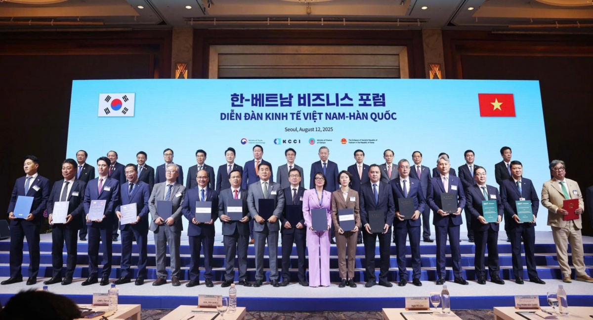 Tổng Bí thư Tô Lâm, Thủ tướng Kim Min Seok cùng các lãnh đạo cấp cao hai nước chụp ảnh lưu niệm với các doanh nghiệp tại diễn đàn