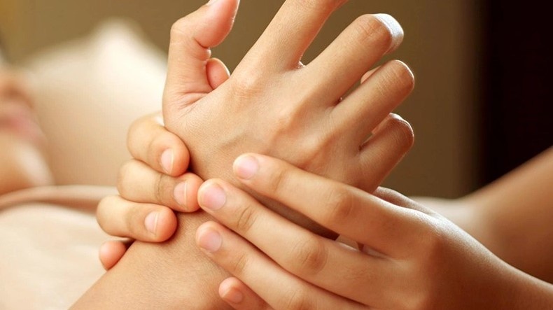 9 nguyên nhân gây tê tay khi ngủ dậy và cách khắc phục
