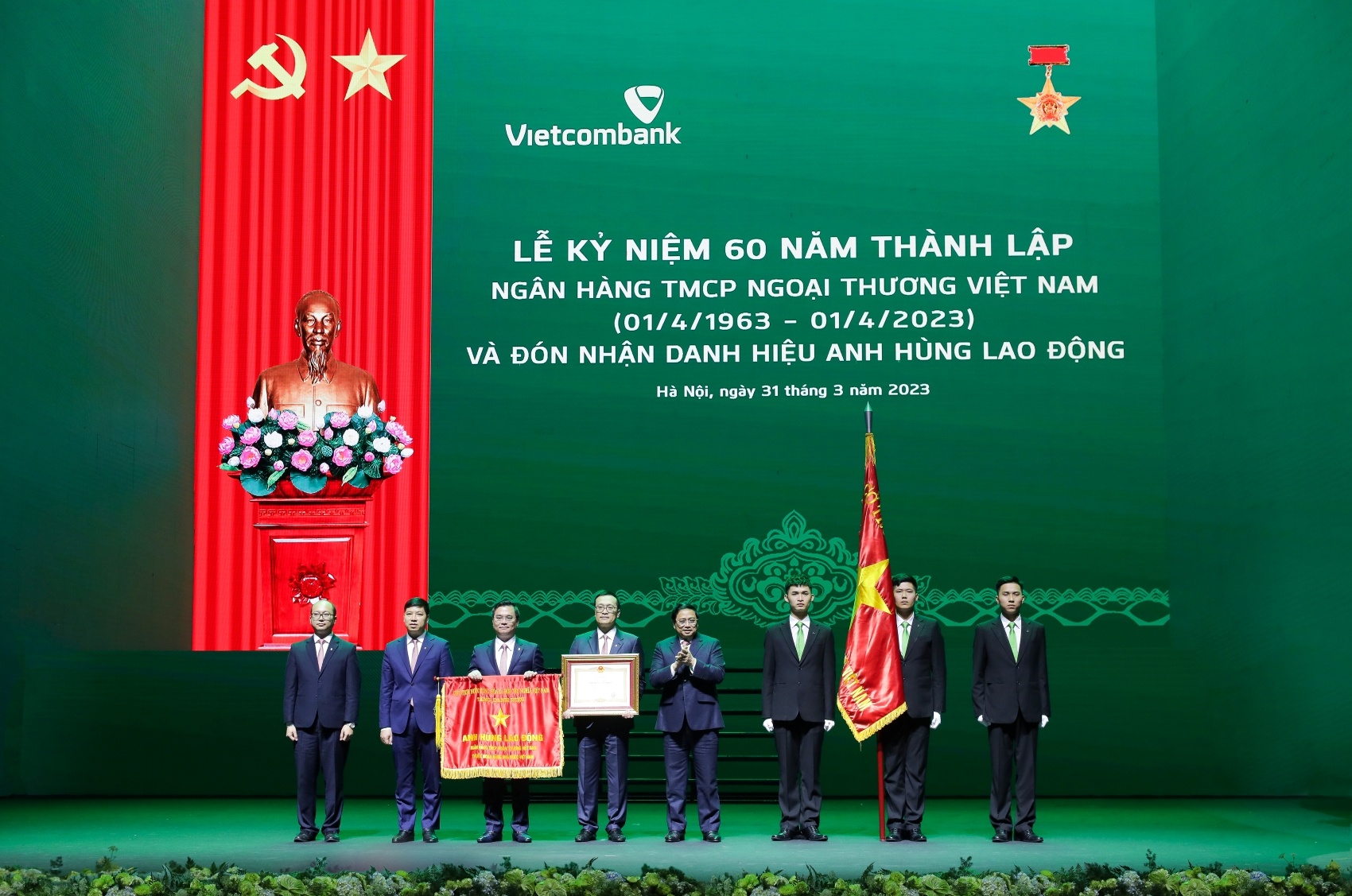 Vietcombank vinh dự được trao tặng nhiều phần thưởng cao quý của Đảng và Nhà nước, đặc biệt là danh hiệu Anh hùng lao động (năm 2023) Vietcombank vinh dự được trao tặng nhiều phần thưởng cao quý của Đảng và Nhà nước, đặc biệt là danh hiệu Anh hùng lao động (năm 2023)