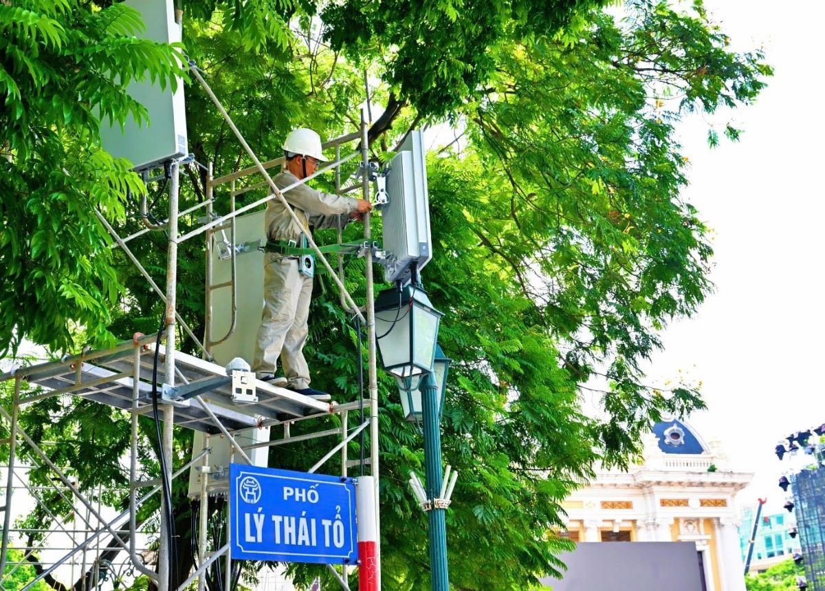 Đội ngũ kỹ thuật đang lắp đặt, bổ sung mạng lưới tại các tuyến phố quan trọng diễn ra các hoạt động kỷ niệm Quốc khánh 2-9 Đội ngũ kỹ thuật đang lắp đặt, bổ sung mạng lưới tại các tuyến phố quan trọng diễn ra các hoạt động kỷ niệm Quốc khánh 2-9