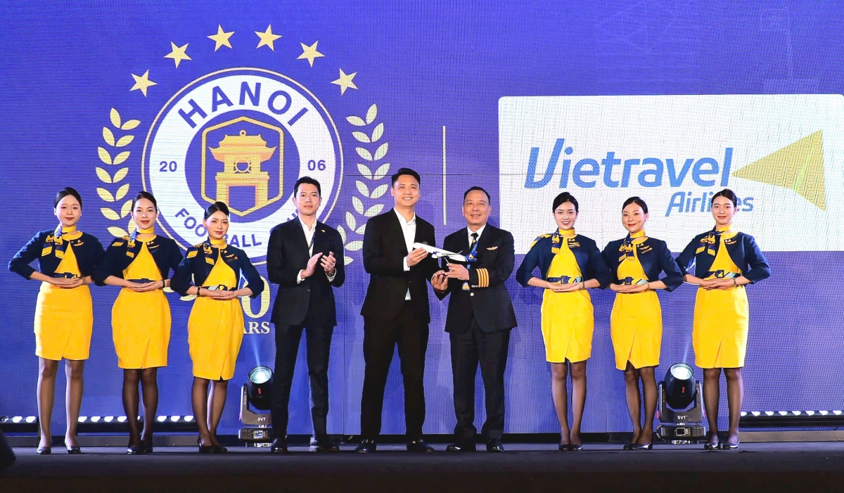Lãnh đạo Vietravel Airlines và lãnh đạo Hanoi FC tặng quà lưu niệm, đánh dấu cột mốc quan trọng trong chặng đường hợp tác của hai đơn vị