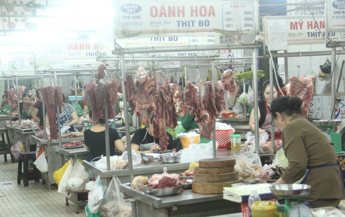 Thị trường vì thế rơi vào trạng thái “chững” rõ rệt, buộc nhiều cơ sở kinh doanh phải nhanh chóng chuyển sang nhập các loại thực phẩm thay thế để duy trì doanh thu.