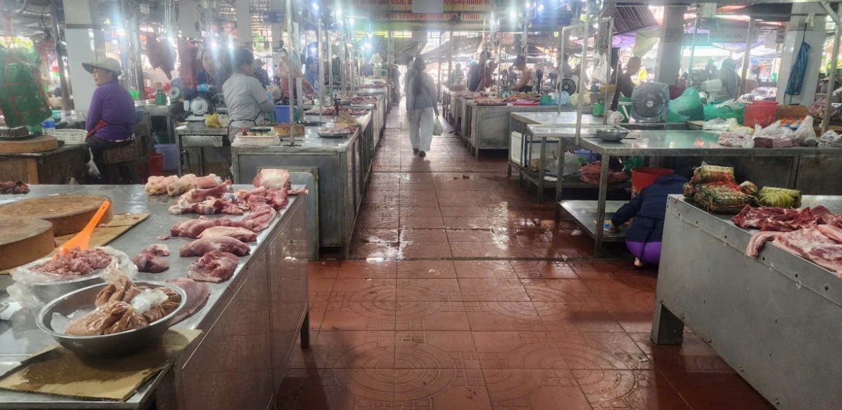 Việc tiêu thụ các sản phẩm thịt lợn trên thị trường đang gặp khó.