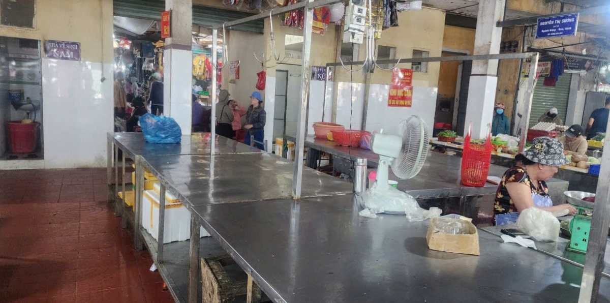 Một số tiểu thương thậm chí phải tạm đóng sạp vì ế ẩm.
