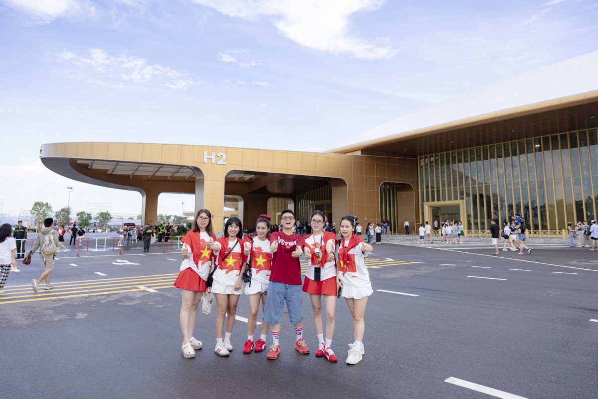 Khán giả check-in tại VEC trong sự kiện V-Concert hôm 9/8. Khán giả check-in tại VEC trong sự kiện V-Concert hôm 9/8.