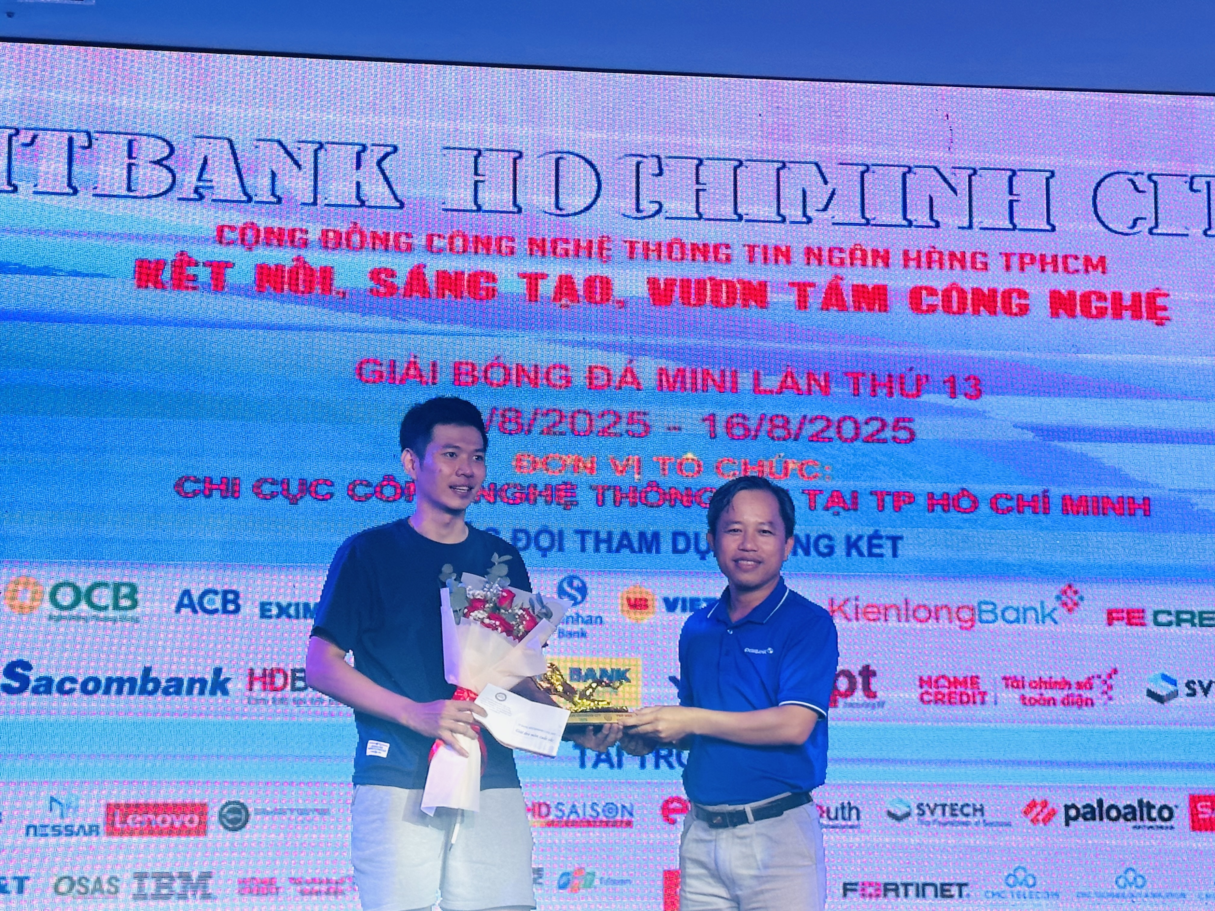 Ban tổ chức trao giải cho thủ môn xuất sắc nhất Ban tổ chức trao giải cho thủ môn xuất sắc nhất