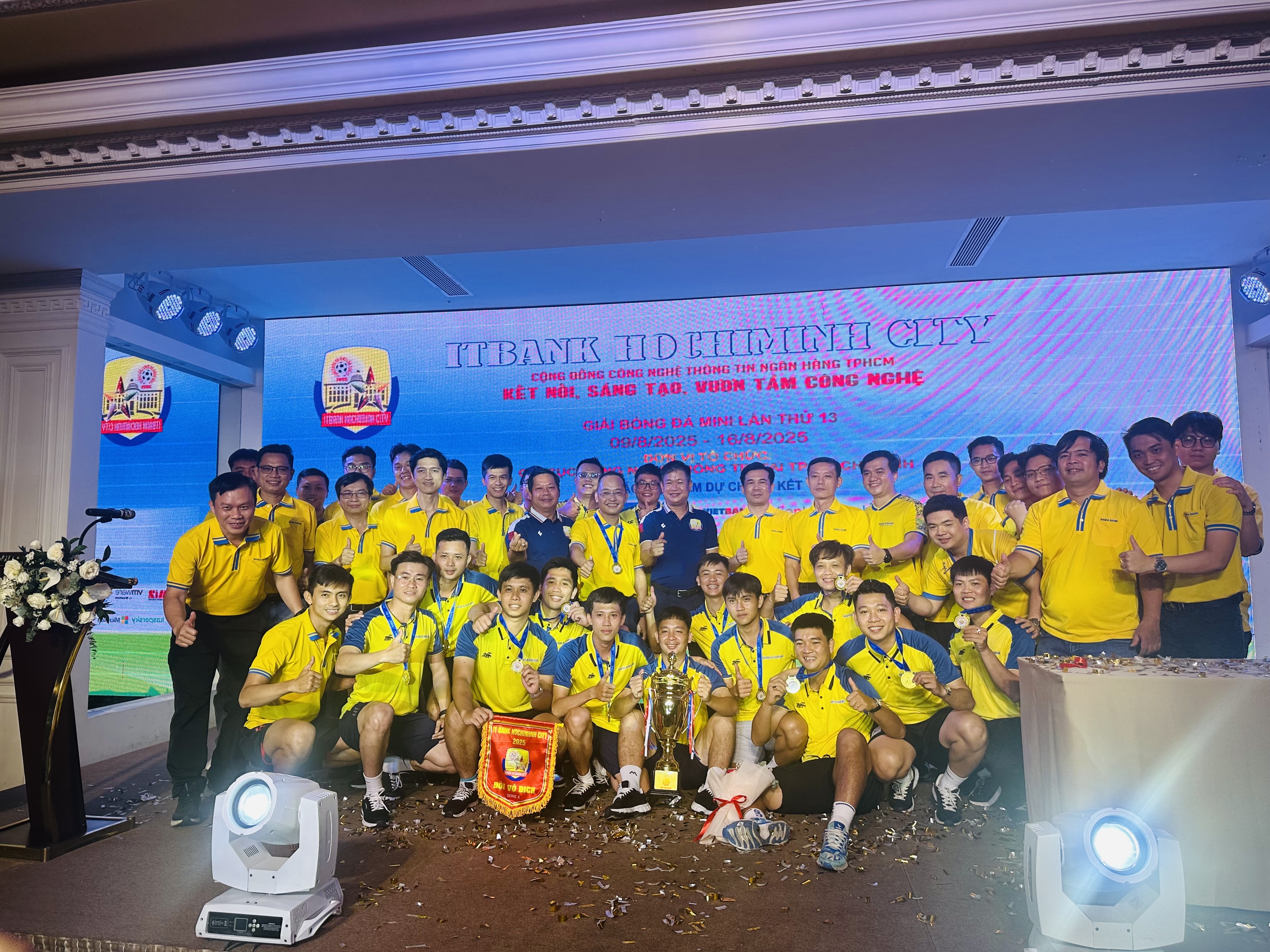 Ban tổ chức cùng chụp hình chung Ban tổ chức cùng chụp hình chung