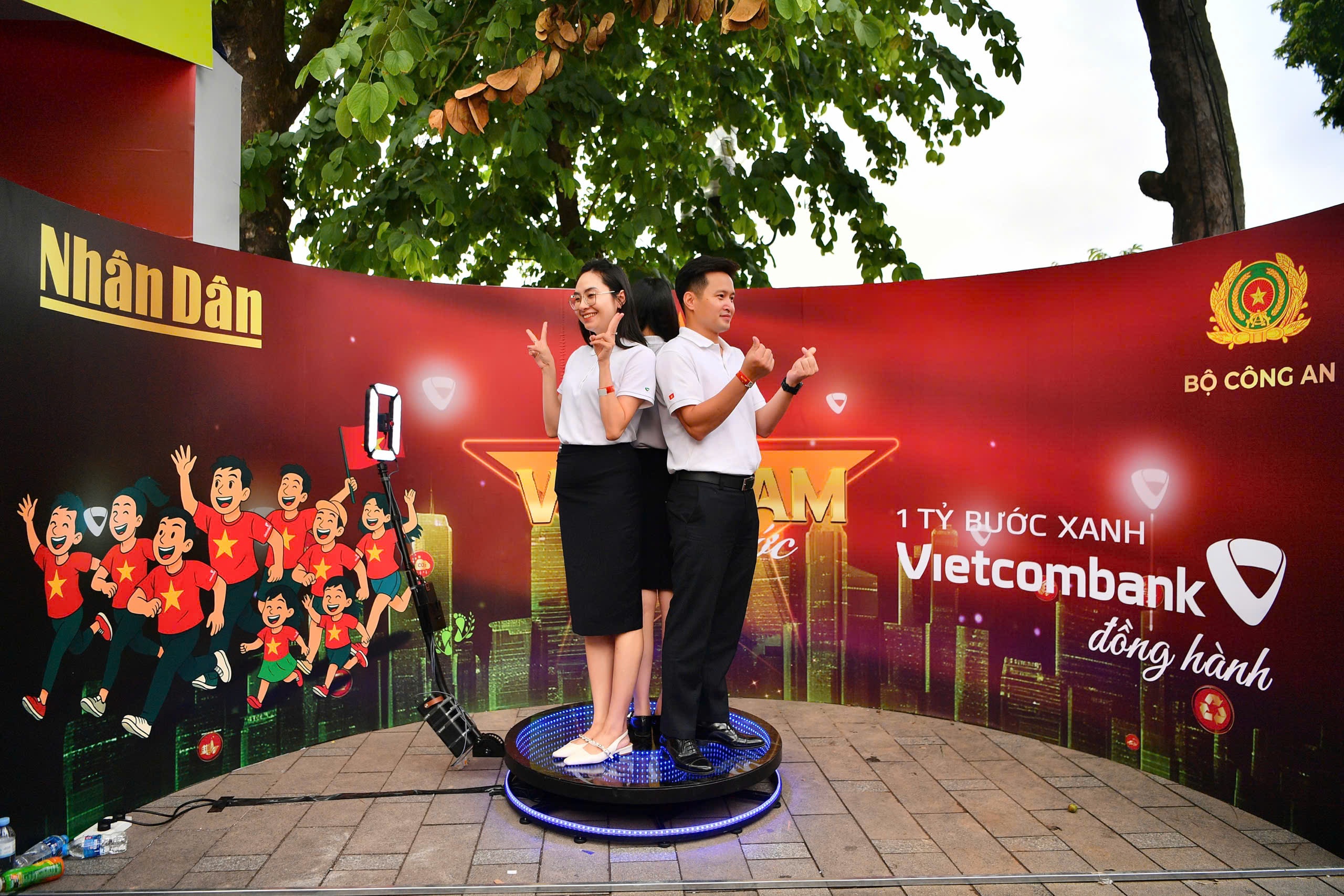 Hình ảnh trải nghiệm các hoạt động tương tác thú vị tại gian hàng của Vietcombank