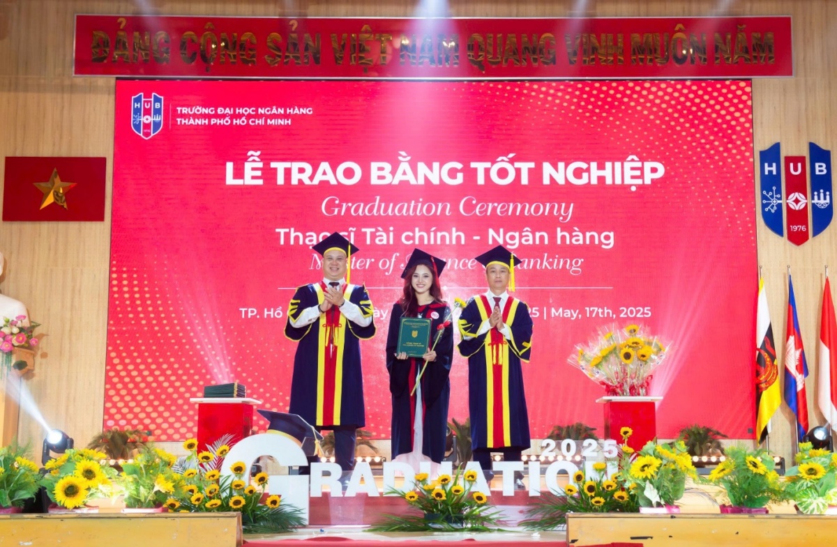 Học viên cao học nhận bằng tại Lễ tốt nghiệp. Học viên cao học nhận bằng tại Lễ tốt nghiệp.