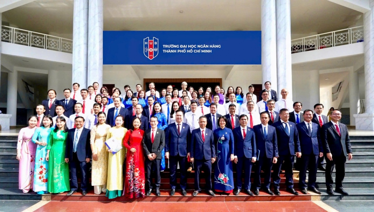 Tập thể Ban lãnh đạo, cán bộ chủ chốt HUB. Tập thể Ban lãnh đạo, cán bộ chủ chốt HUB.