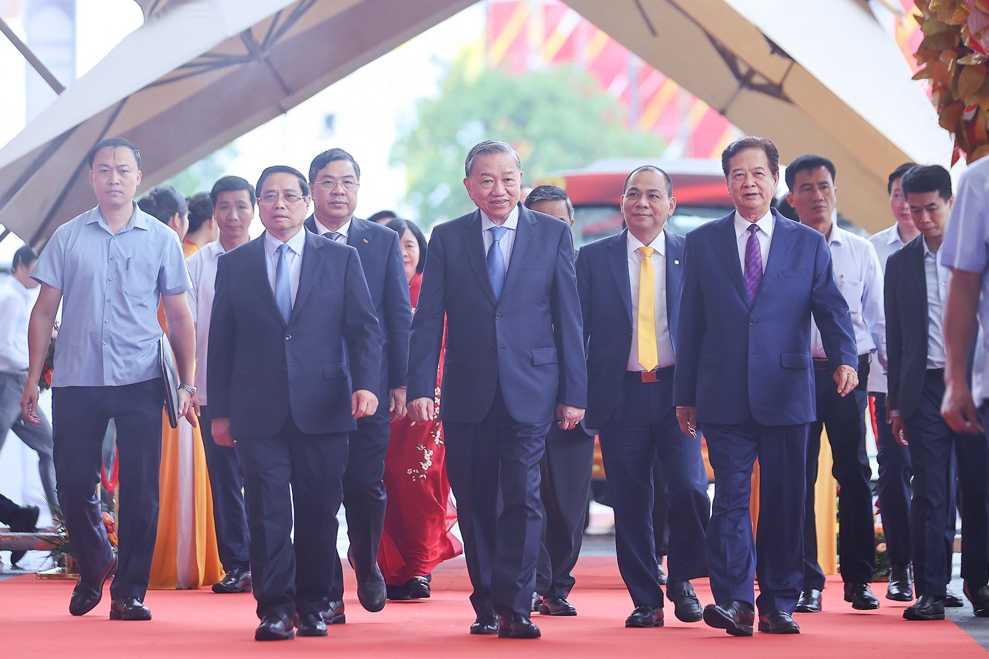 Tổng Bí thư Tô Lâm, Thủ tướng Chính phủ Phạm Minh Chính, nguyên Thủ tướng Chính phủ Nguyễn Tấn Dũng cùng các đại biểu tới dự lễ khởi công, khánh thành 250 công trình - Ảnh: VGP/Nhật Bắc Tổng Bí thư Tô Lâm, Thủ tướng Chính phủ Phạm Minh Chính, nguyên Thủ tướng Chính phủ Nguyễn Tấn Dũng cùng các đại biểu tới dự lễ khởi công, khánh thành 250 công trình - Ảnh: VGP/Nhật Bắc