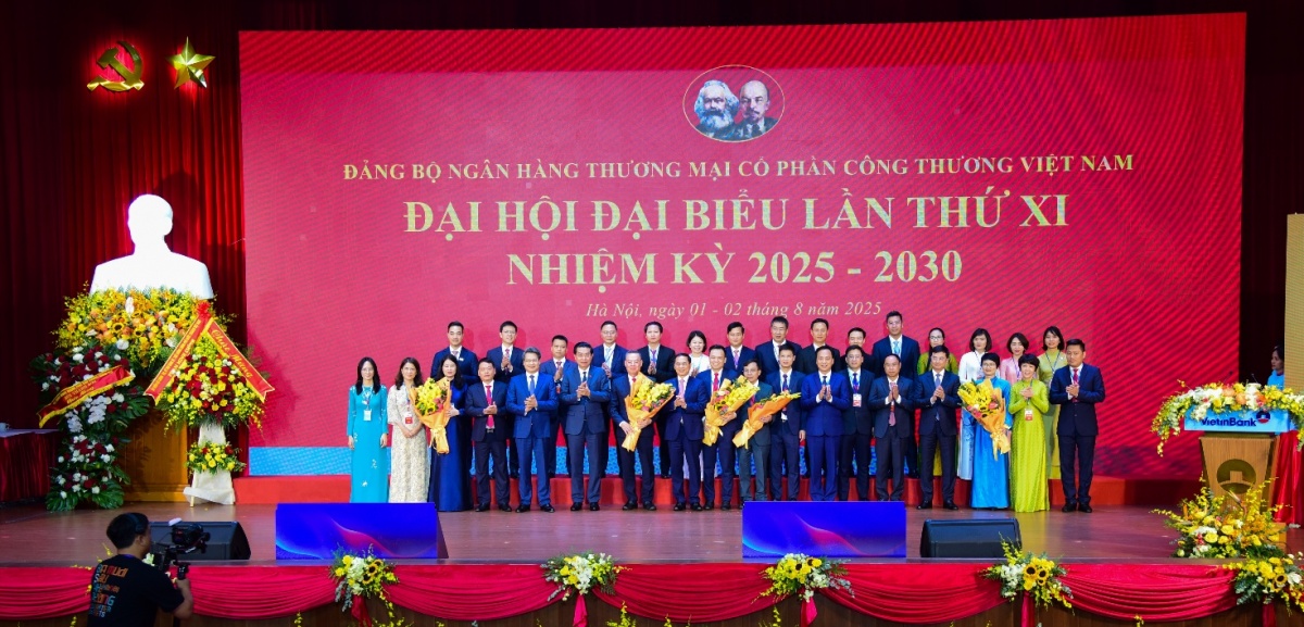Đồng chí Bùi Thanh Sơn - Ủy viên Ban Chấp hành Trung ương Đảng, Phó Thủ tướng Chính phủ,  Bộ trưởng Bộ Ngoại giao cùng các đồng chí Lãnh đạo Đảng ủy Chính phủ, Ngân hàng Nhà nước Việt Nam tặng hoa chúc mừng Ban Chấp hành Đảng bộ VietinBank khóa XI, nhiệm kỳ 2025 - 2030