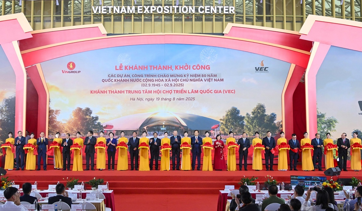 Tổng Bí thư, Thủ tướng Chính phủ và các đại biểu cắt băng khánh thành Trung tâm Hội chợ Triển lãm Quốc gia - công trình trọng điểm quốc gia Tổng Bí thư, Thủ tướng Chính phủ và các đại biểu cắt băng khánh thành Trung tâm Hội chợ Triển lãm Quốc gia - công trình trọng điểm quốc gia