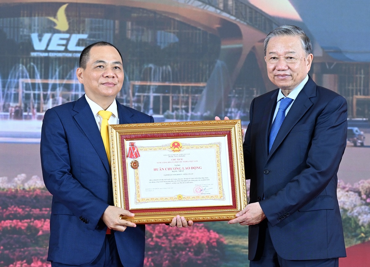 Tổng Bí thư Tô Lâm thay mặt lãnh đạo Đảng, Nhà nước trao tặng Huân chương Lao động hạng Nhất cho ông Phạm Nhật Vượng - Chủ tịch Tập đoàn Vingroup vì thành tích đặc biệt xuất sắc của Tập đoàn tại Trung tâm Hội chợ Triển lãm Quốc gia. Tổng Bí thư Tô Lâm thay mặt lãnh đạo Đảng, Nhà nước trao tặng Huân chương Lao động hạng Nhất cho ông Phạm Nhật Vượng - Chủ tịch Tập đoàn Vingroup vì thành tích đặc biệt xuất sắc của Tập đoàn tại Trung tâm Hội chợ Triển lãm Quốc gia.