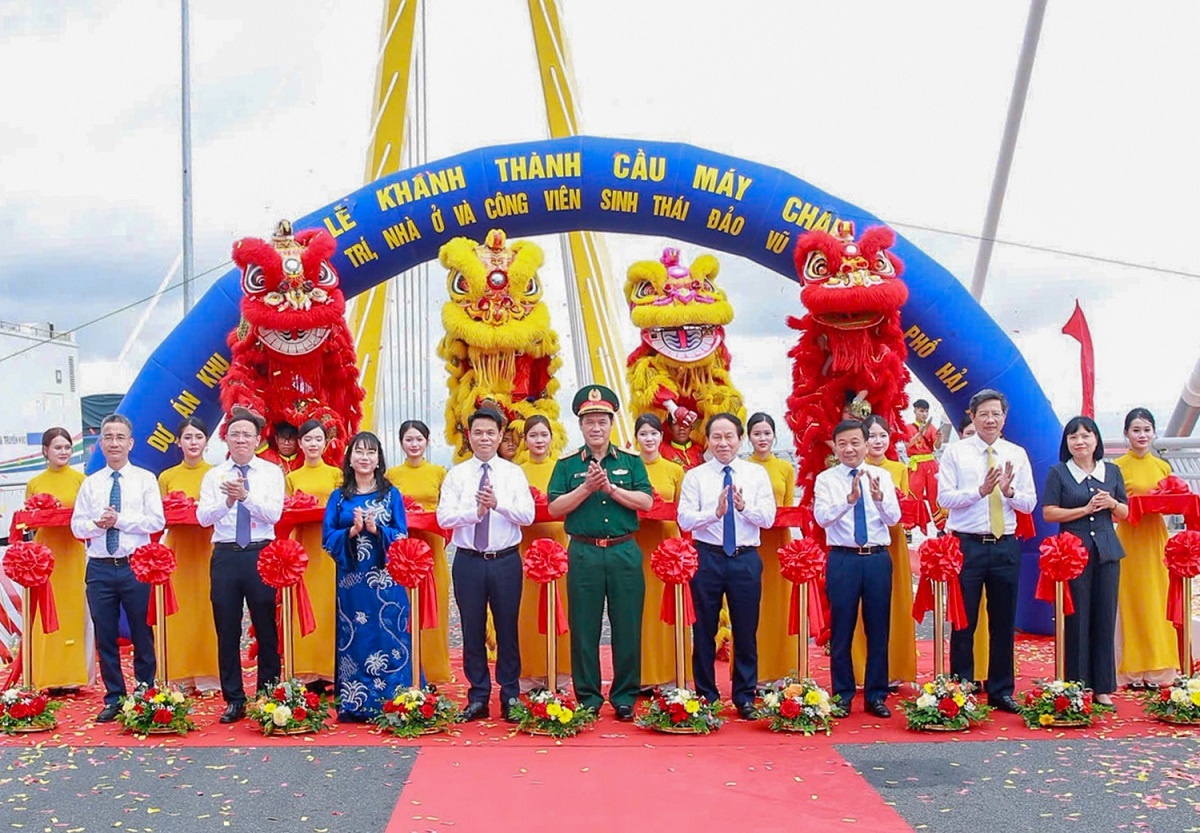Cầu Máy Chai (cầu Hoàng Gia) thuộc Dự án Khu vui chơi giải trí, nhà ở và công viên sinh thái đảo Vũ Yên (Vinhomes Royal Island) – Hải Phòng cũng chính thức được khánh thành sáng 19/8/2025. Cầu Máy Chai (cầu Hoàng Gia) thuộc Dự án Khu vui chơi giải trí, nhà ở và công viên sinh thái đảo Vũ Yên (Vinhomes Royal Island) – Hải Phòng cũng chính thức được khánh thành sáng 19/8/2025.