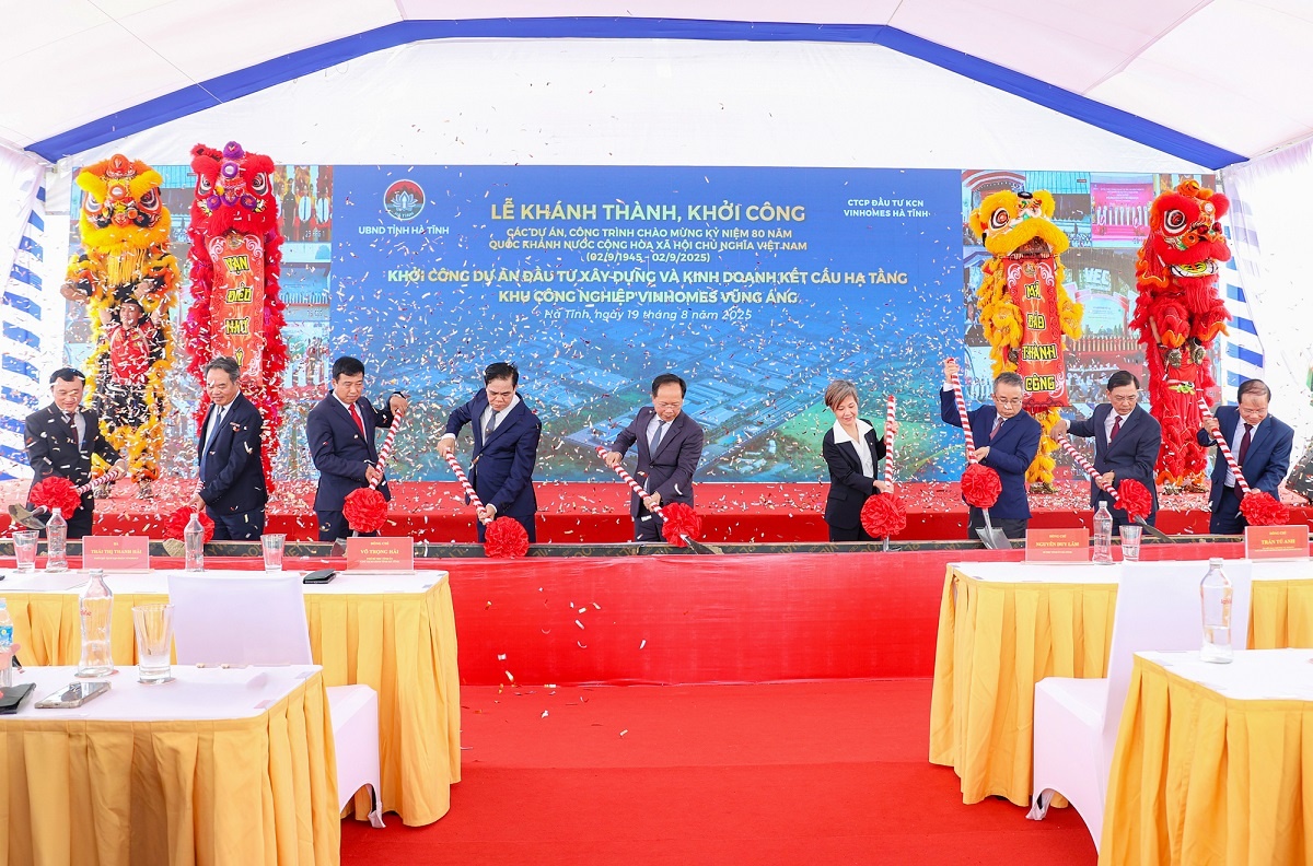 Cùng thời điểm, khu công nghiệp Vinhomes Vũng Áng, quy mô gần 965 ha cũng được khởi công. Cùng thời điểm, khu công nghiệp Vinhomes Vũng Áng, quy mô gần 965 ha cũng được khởi công.