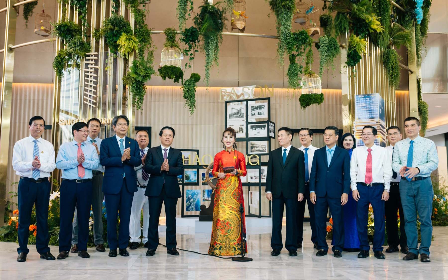 Tập đoàn Tài chính HD (HDFG) với hạt nhật là HDBank - tập đoàn tài chính đầu tiên tại Việt Nam đặt những bước chân lịch sử đầu tiên từ trụ sở mới này. Tập đoàn Tài chính HD (HDFG) với hạt nhật là HDBank - tập đoàn tài chính đầu tiên tại Việt Nam đặt những bước chân lịch sử đầu tiên từ trụ sở mới này.